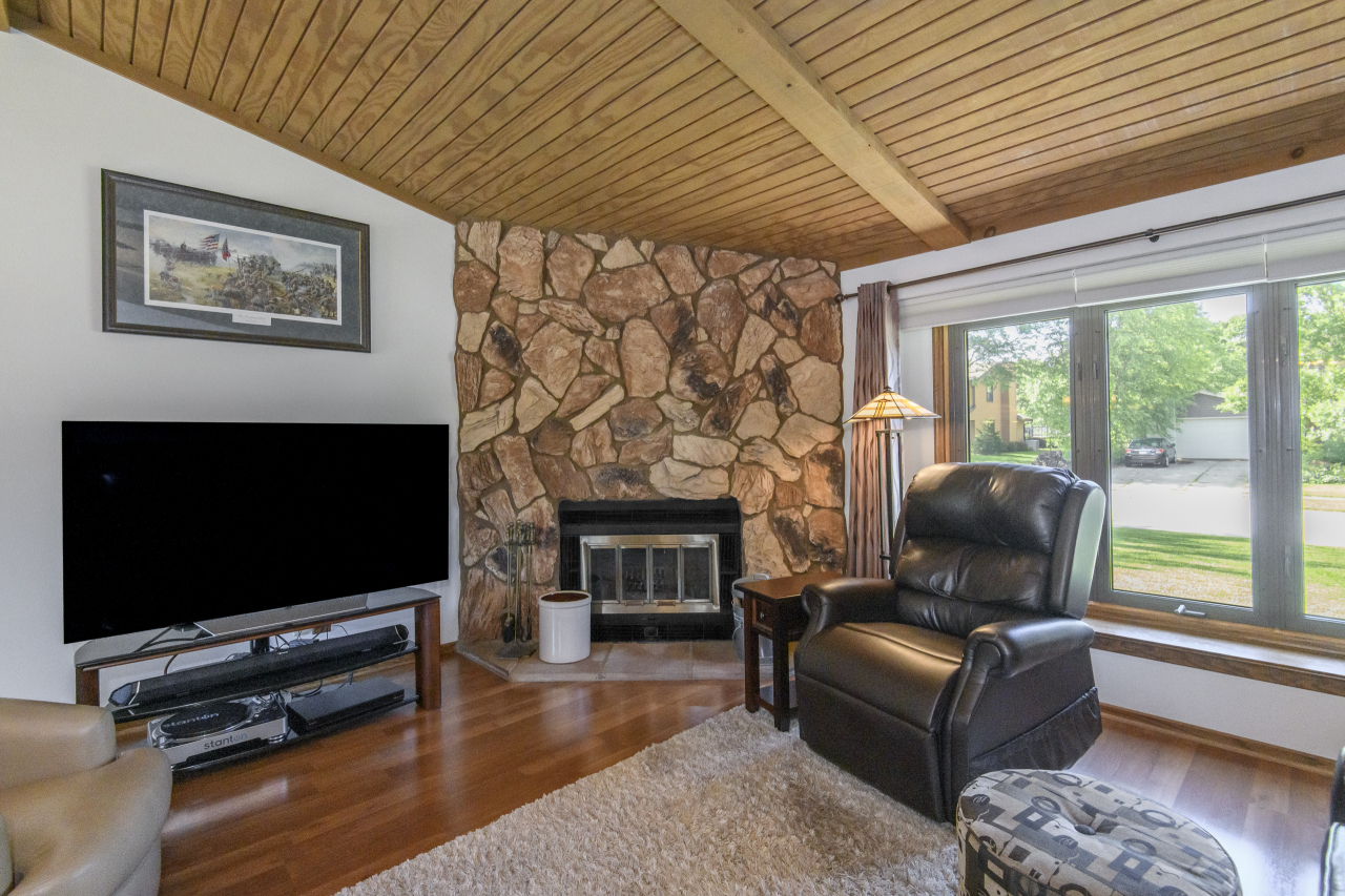 Property Photo: 2901 W Hilltop Ln WI 53132