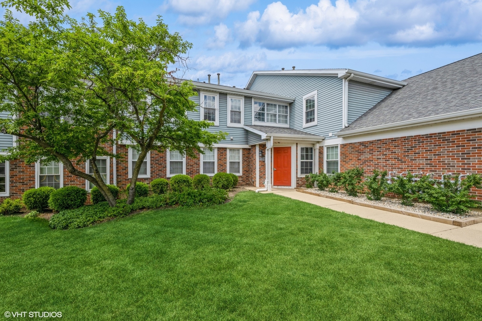 Property Photo:  260 W Lynn Drive 7-5B  IL 60067 