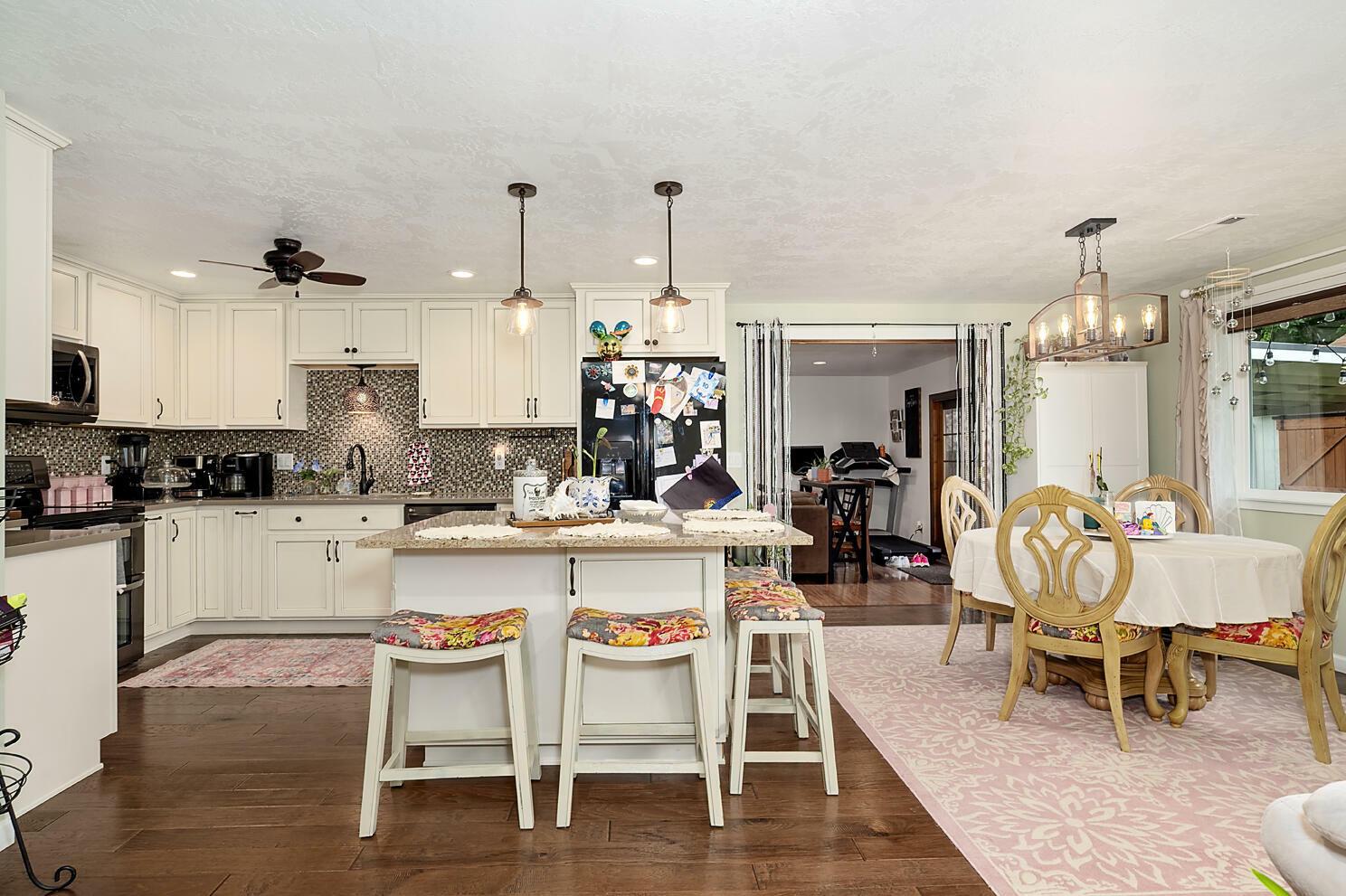 Property Photo: 514 S Royal Avenue OR 97524