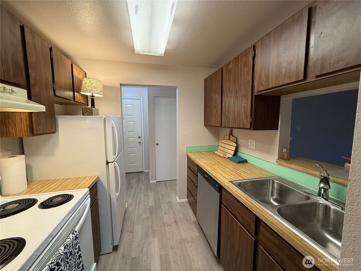 Property Photo:  1102  8th Street NE 31  WA 98002 