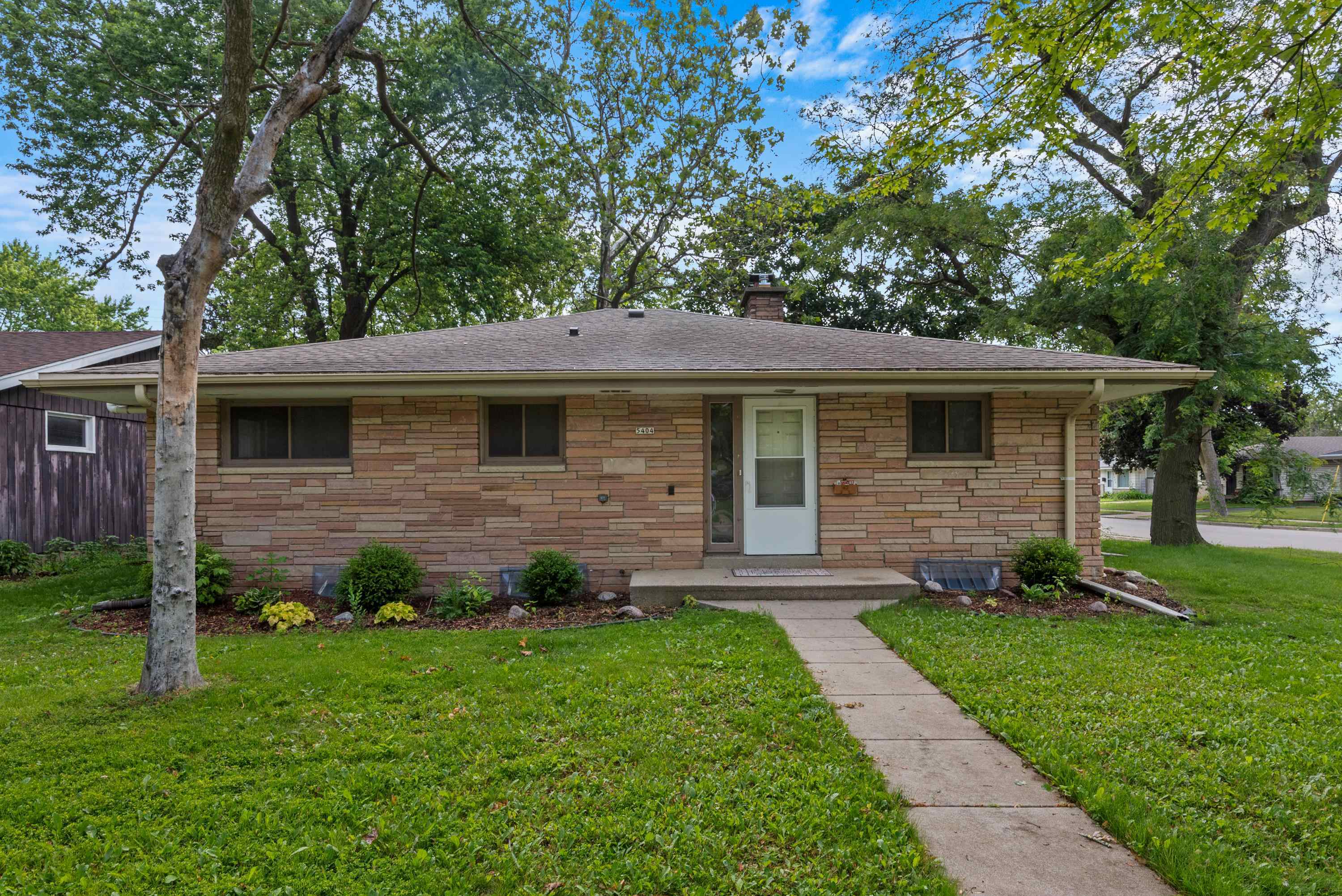 5404 N Bethmaur Lane  Milwaukee WI 53209-4909 photo