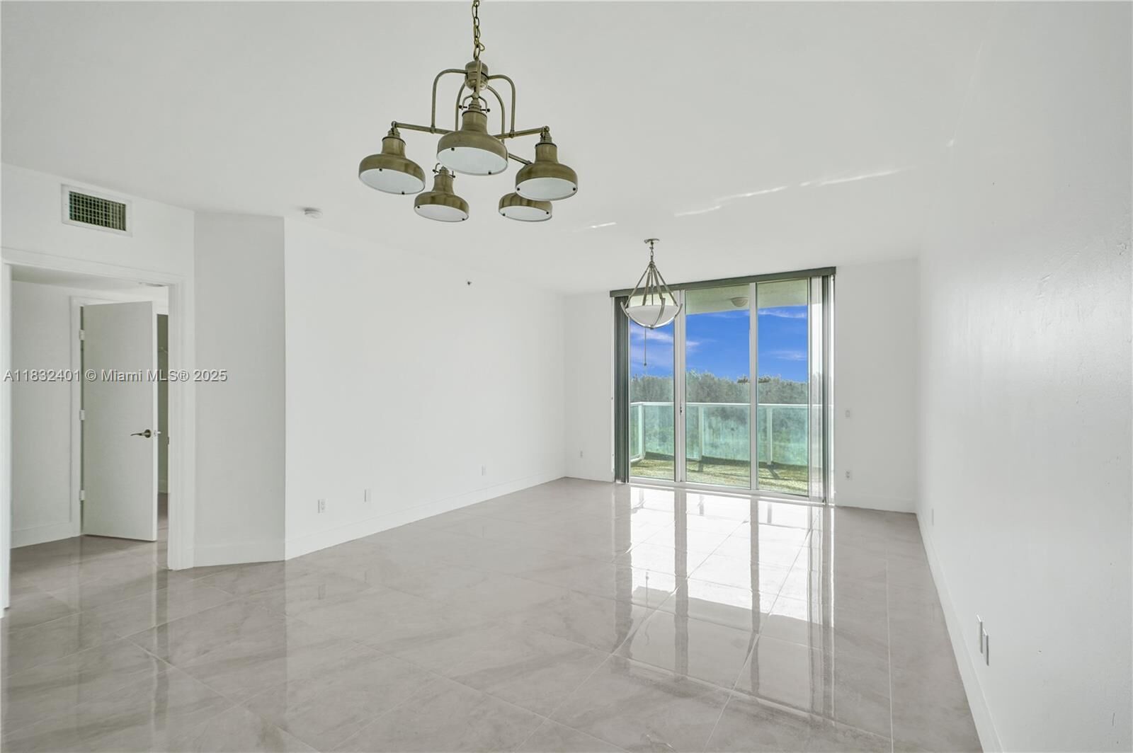 Property Photo: 14951 Royal Oaks Ln 806 FL 33181