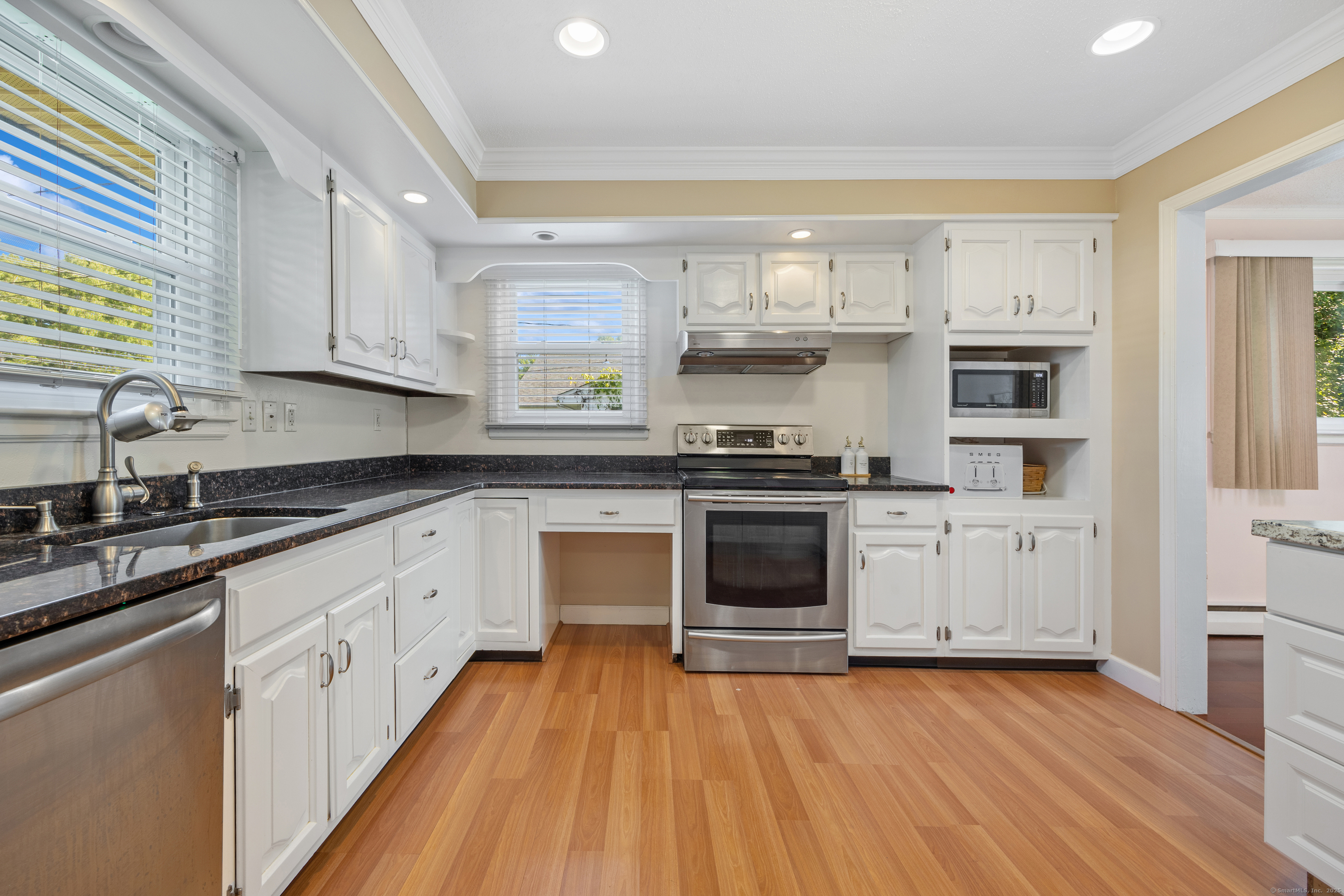 Property Photo: 206 Mohegan Drive CT 06117
