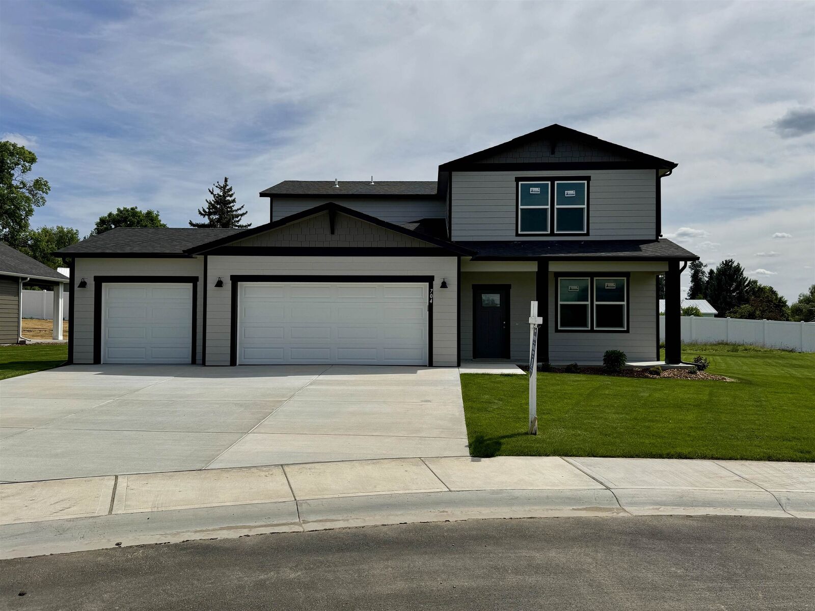 Property Photo:  704 E 4th St  WA 99006 