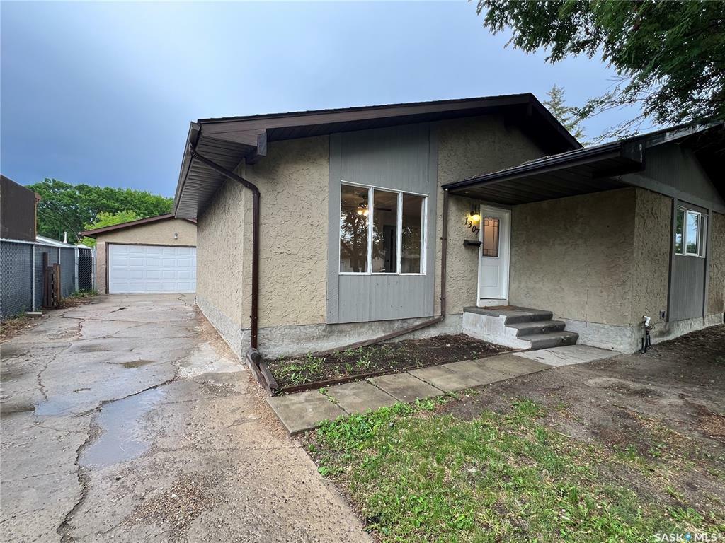 Property Photo:  1307 Fleet Street  SK S4N 5G3 