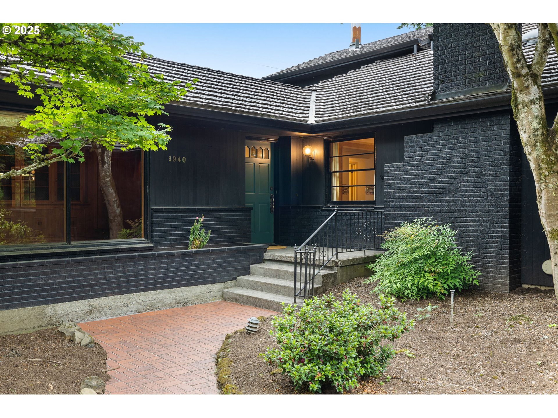 Property Photo: 1940 SW 71st Ave OR 97225