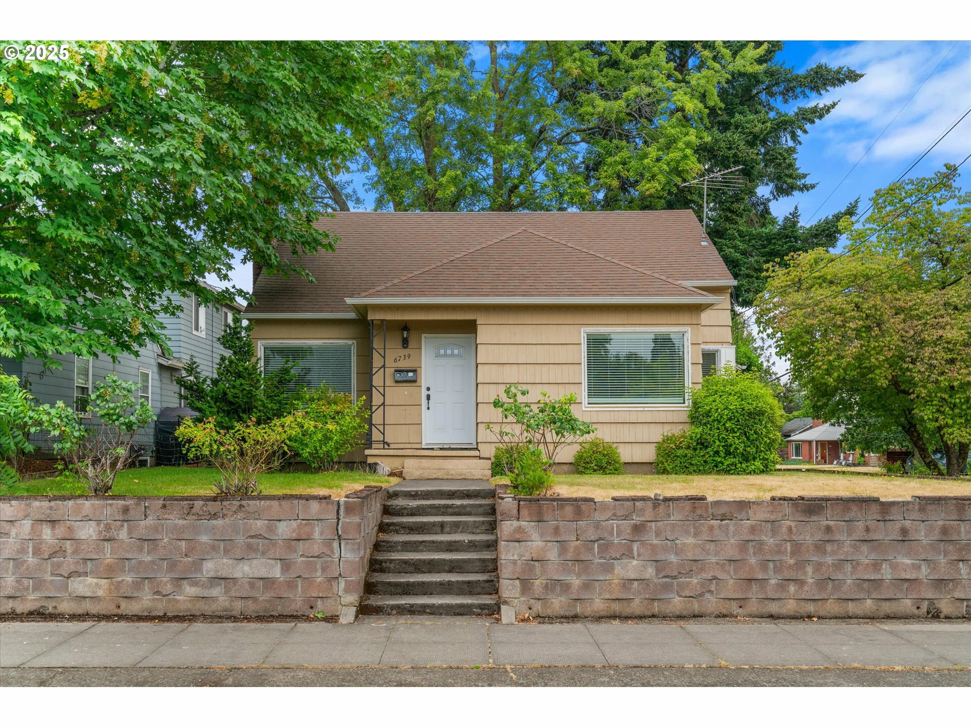 6739 N Fiske Ave  Portland OR 97203 photo