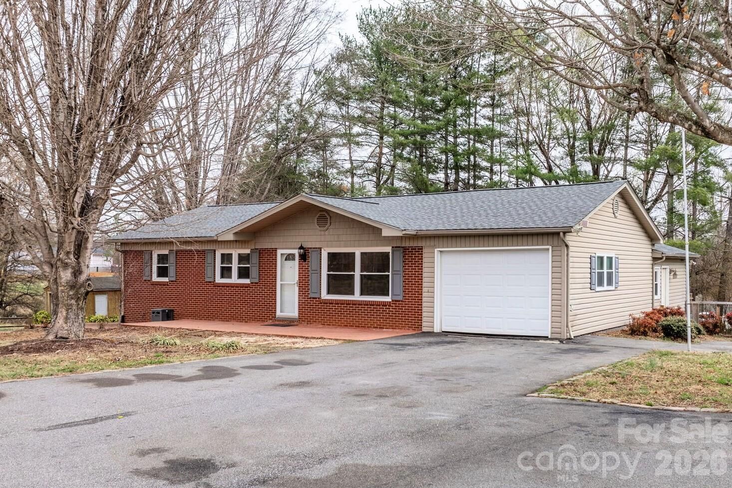 Property Photo:  309 Sheldon Street  NC 28638 