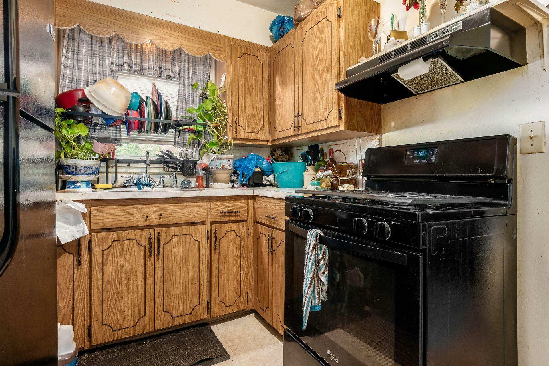 Property Photo: 1872 Greenway S Avenue OH 43219
