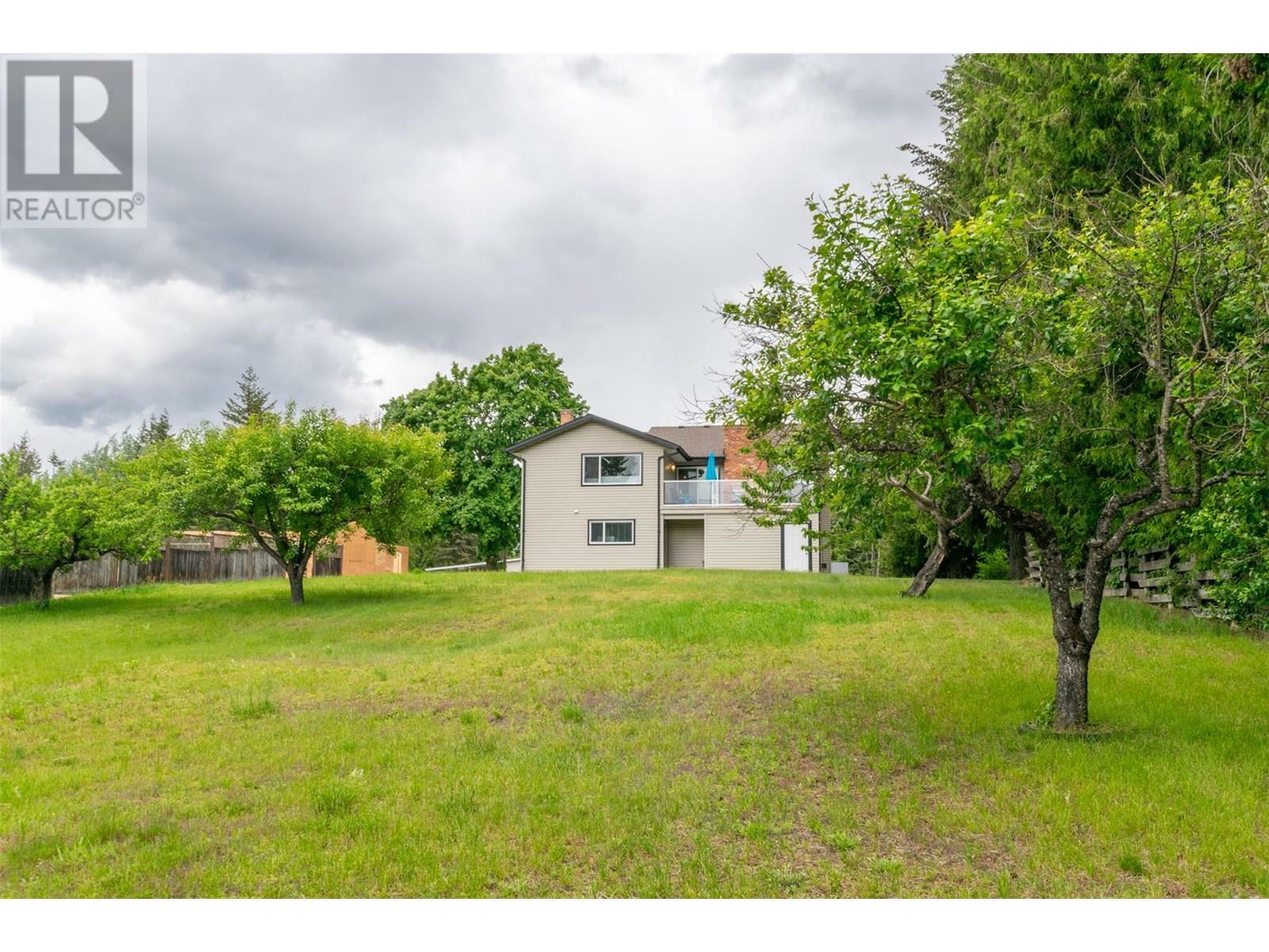 Photo de la propriété: 860 33 Street Southeast BC V1E 2C5