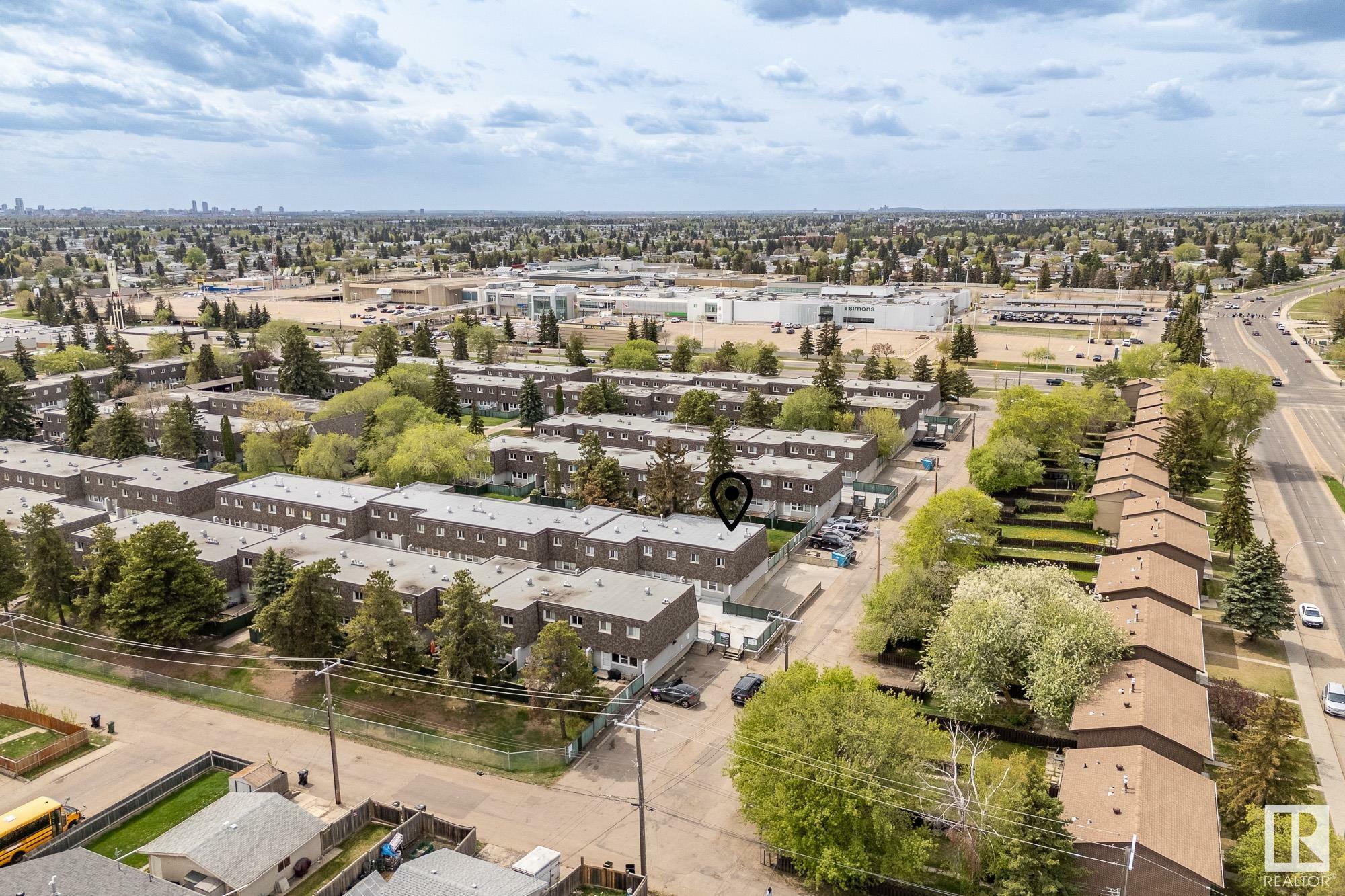Property Photo:  523 Village On The Green NW  AB T5A 1H2 