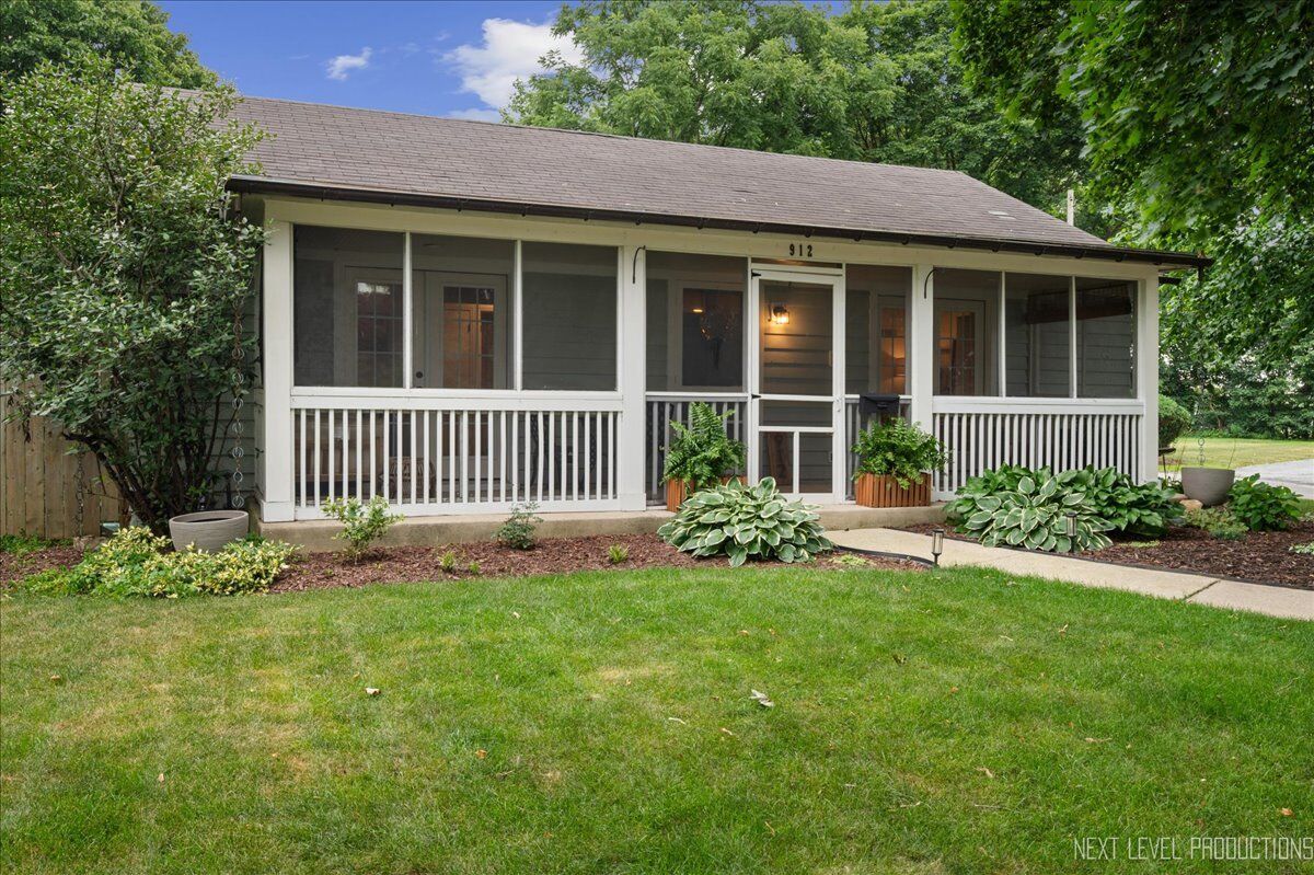 Property Photo:  912 Jackson Avenue  IL 60174 