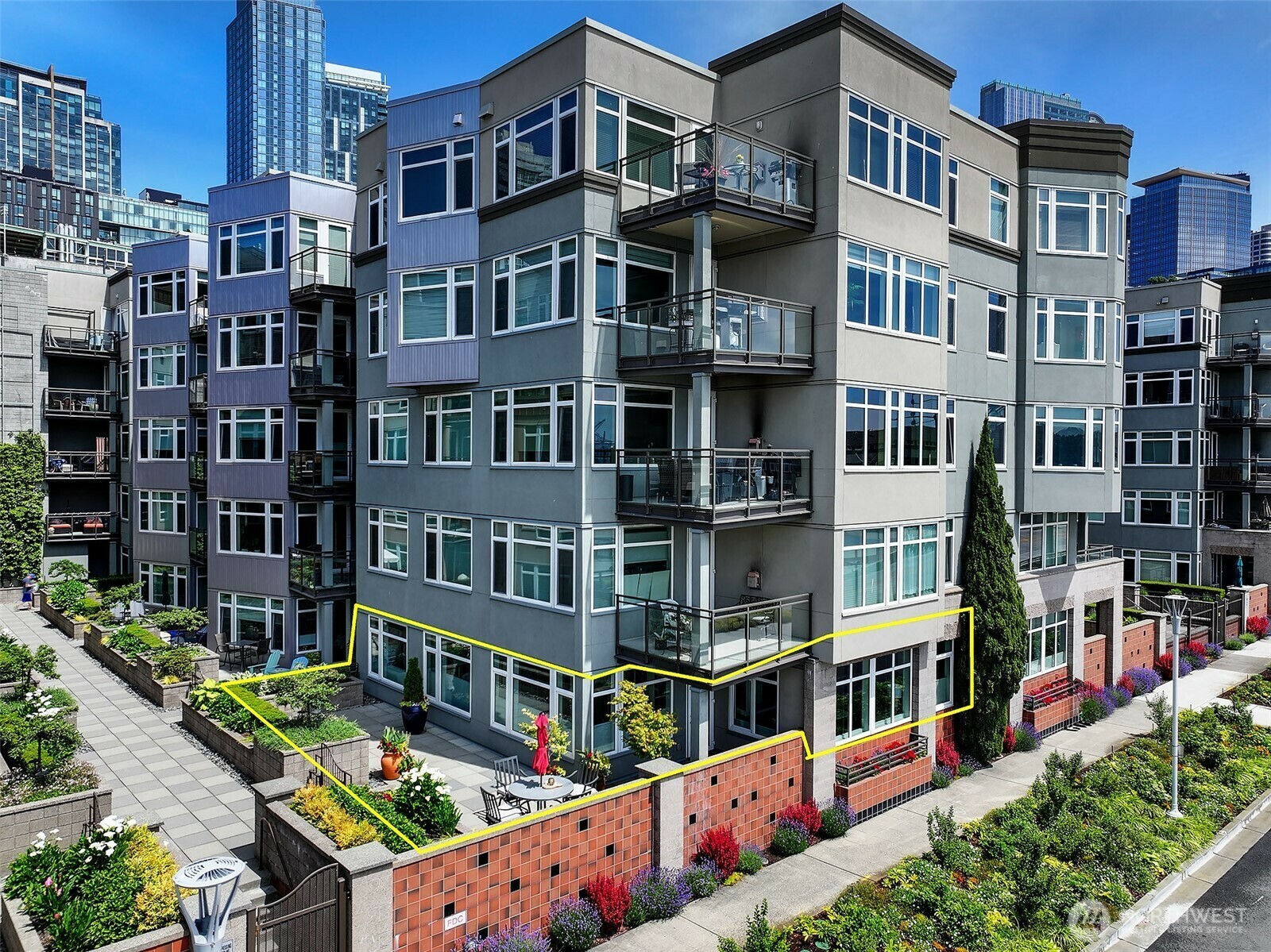 Property Photo:  1900  Alaskan Way 116  WA 98121 