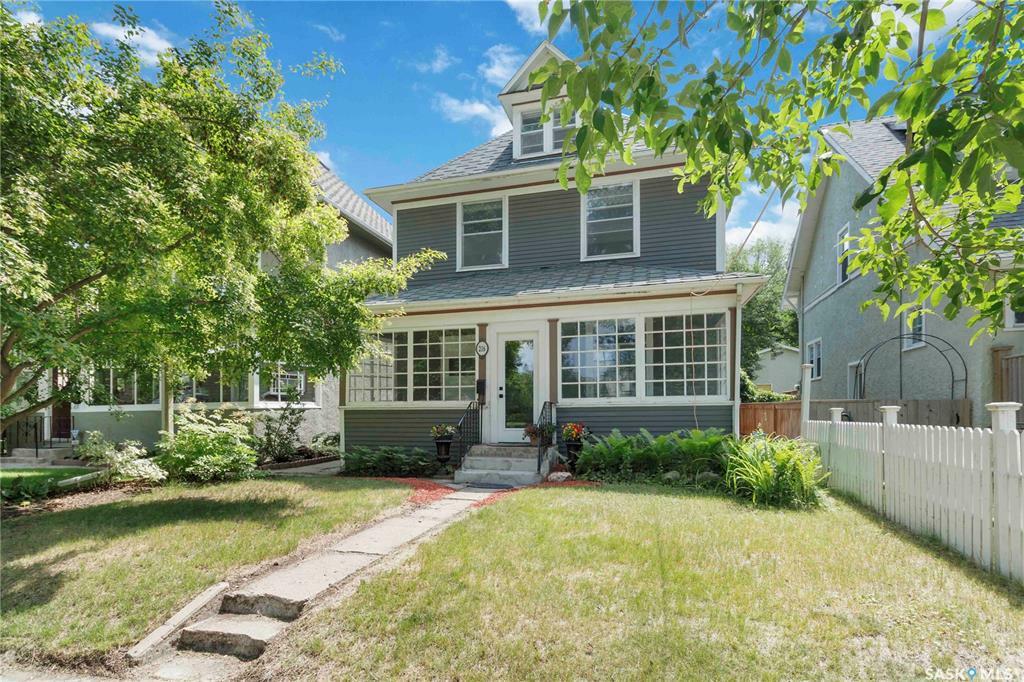 Property Photo:  216 8th Street E  SK S7H 0P3 