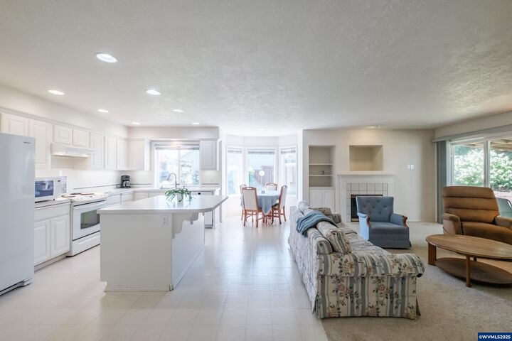 Property Photo:  652 Kayla Wy N  OR 97361 