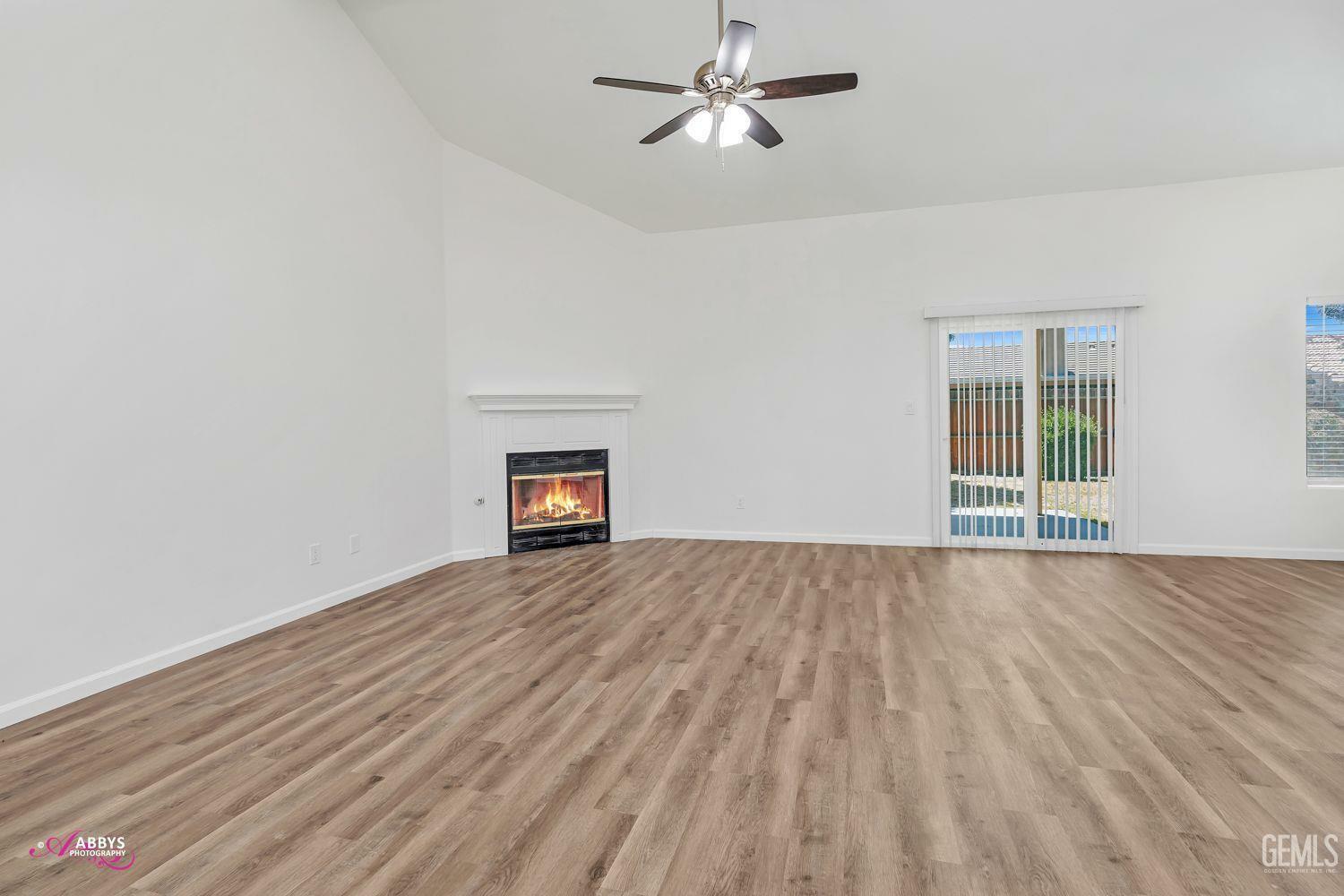 Property Photo:  
