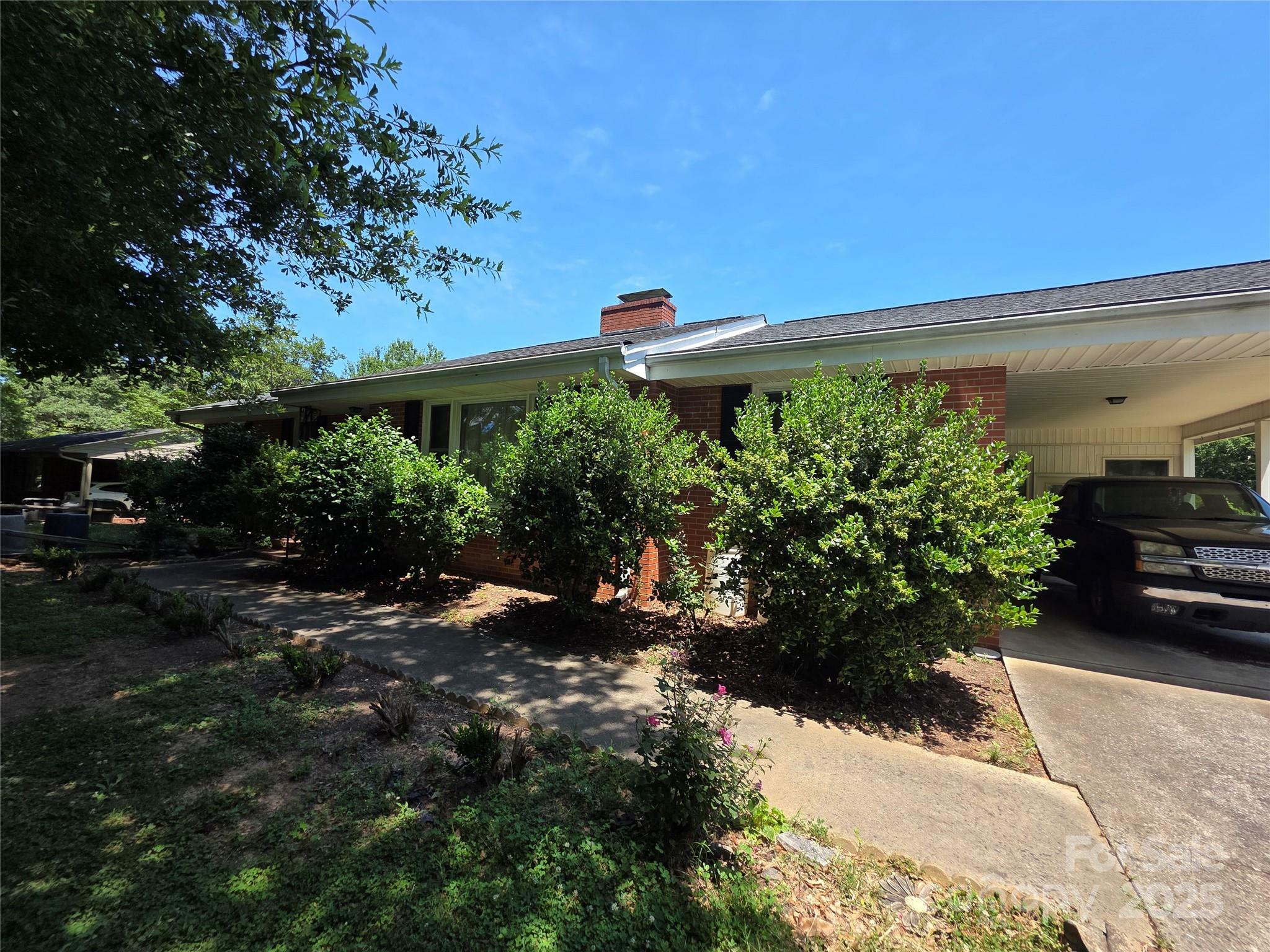 Property Photo: 606 Dartmouth Drive NC 28054
