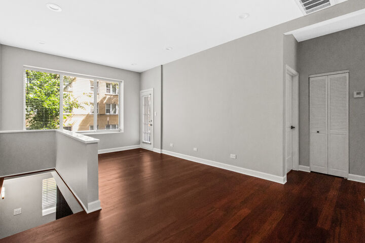 Property Photo: 3237 W Sunnyside Avenue 1E IL 60625
