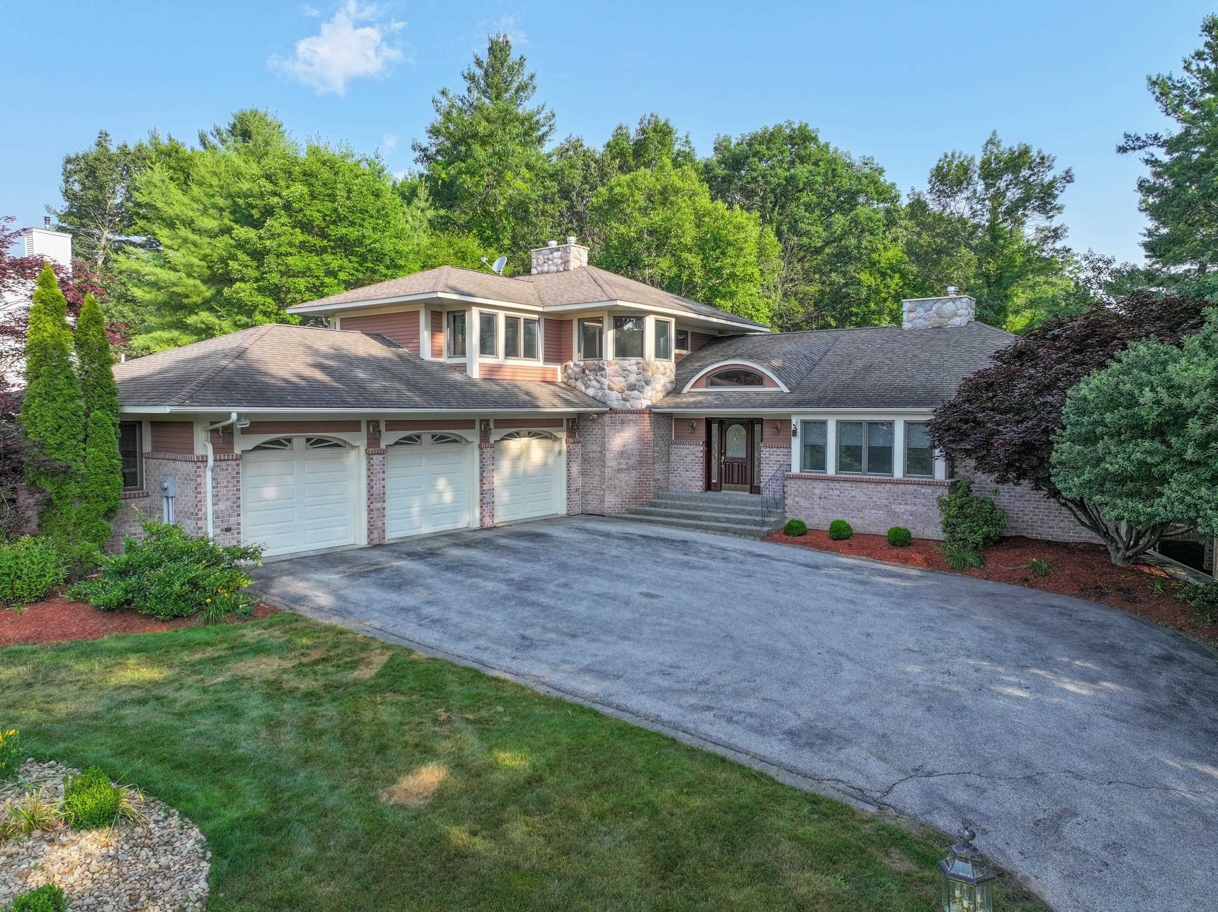 Property Photo: 27 Tanglewood Drive NH 03062