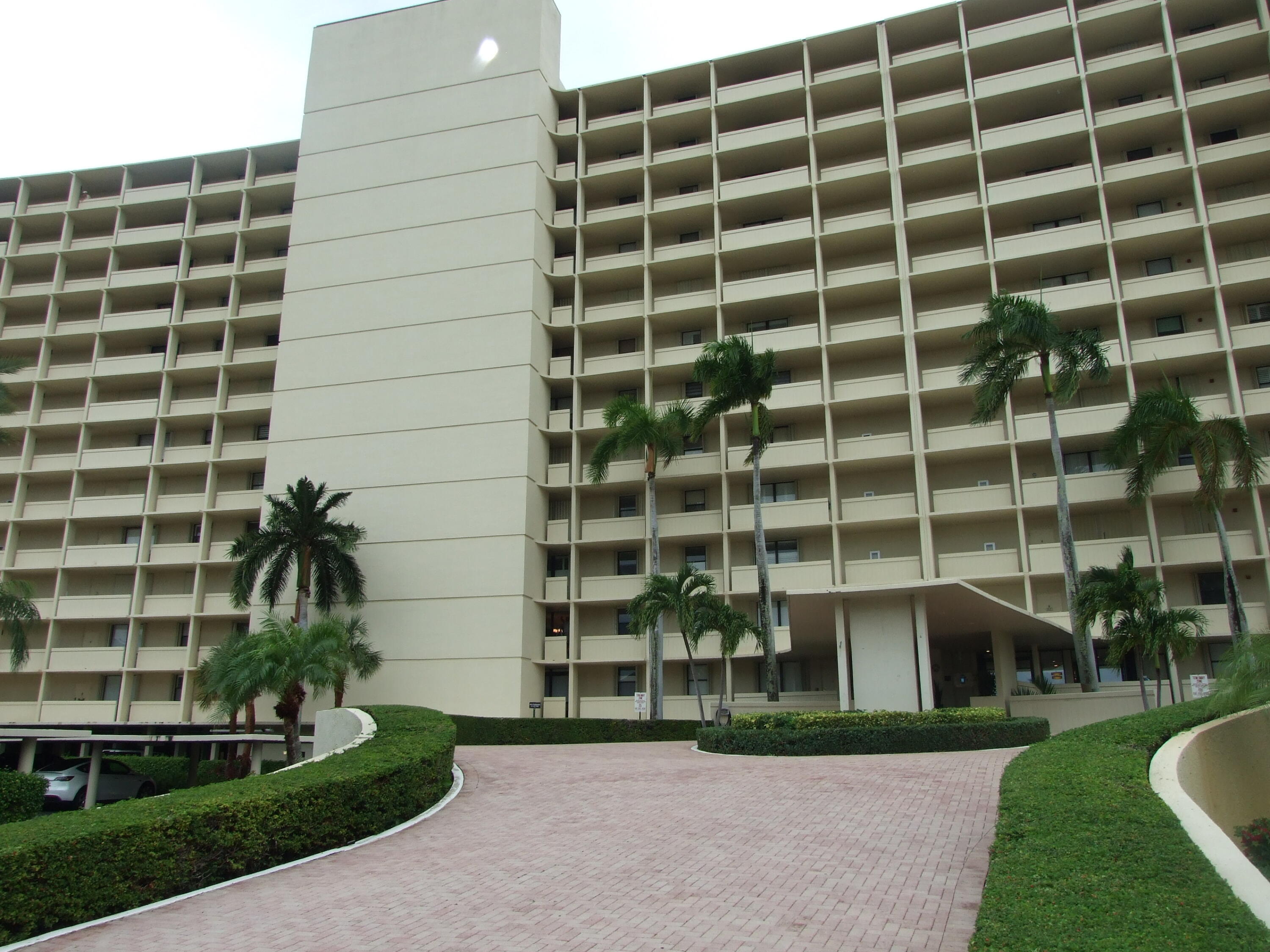 Property Photo: 130 Lakeshore Drive 522 FL 33408