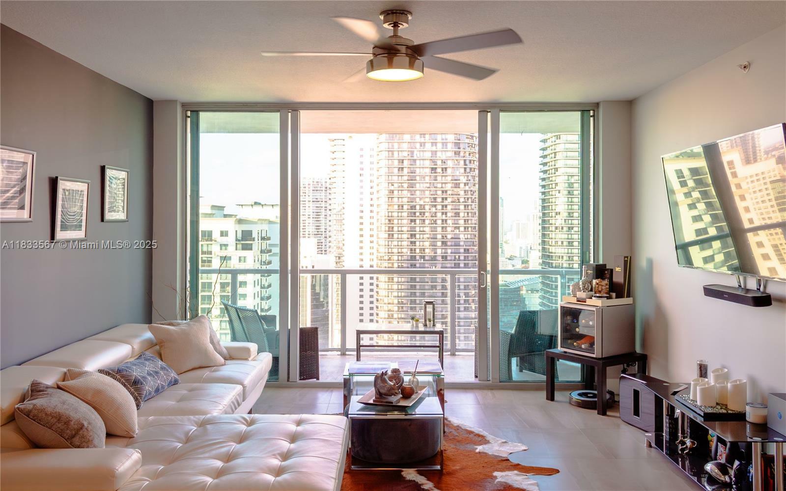 Property Photo: 1111 SW 1st Ave Ph3822 FL 33130