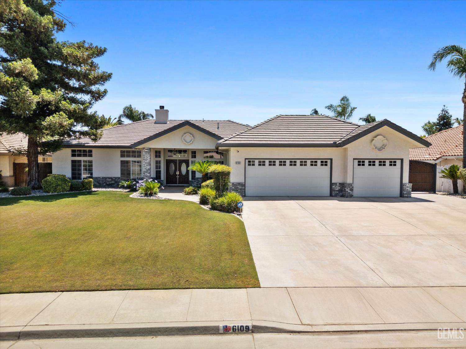 Property Photo: 6109 Valley Crest Drive CA 93308