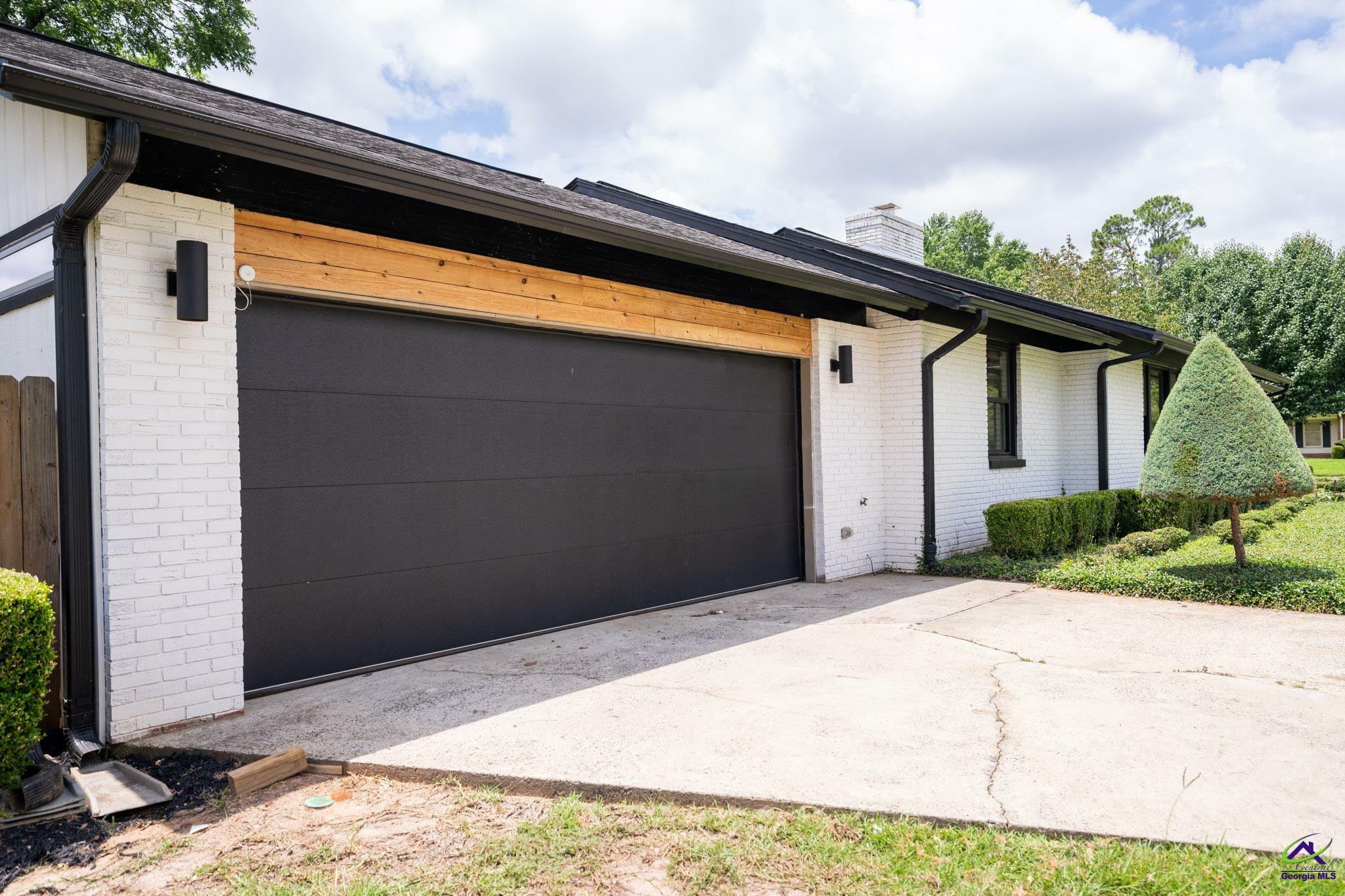 Property Photo: 1202 Fairway Drive GA 31069