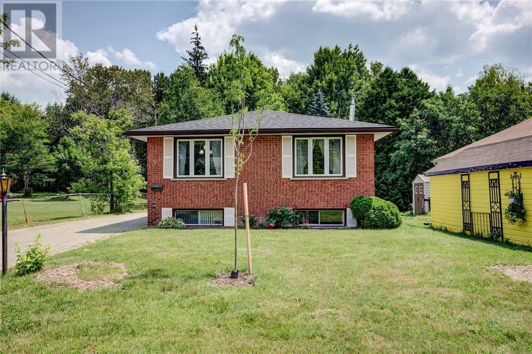 Property Photo: 190 Fourth Ave ON P3B 3R8