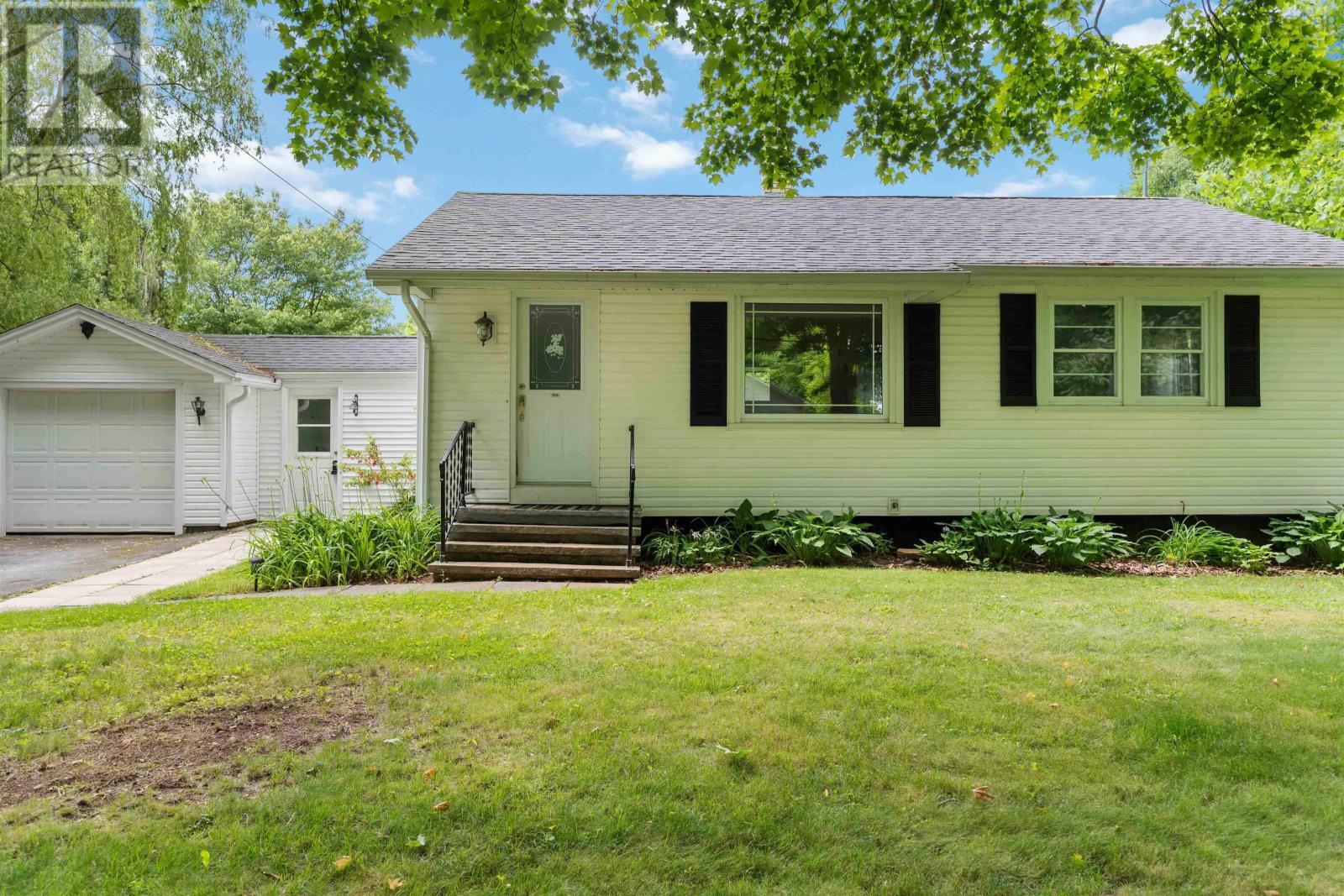Property Photo: 1113 Maple Avenue NS B0P 1C0