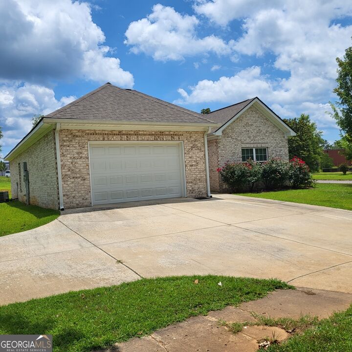 Property Photo: 3508 23rd Drive AL 36854
