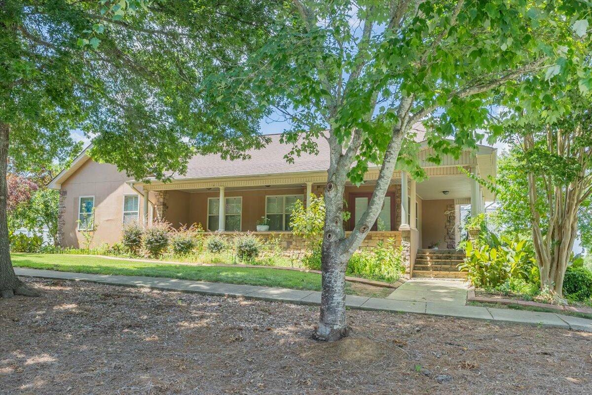 Property Photo: 324 Avenue Of The Oaks GA 30739