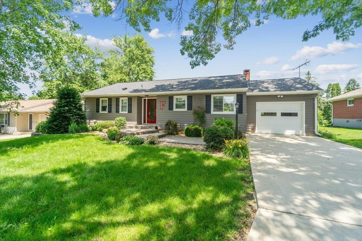 Property Photo:  1213 Elm Street  IA 50662 