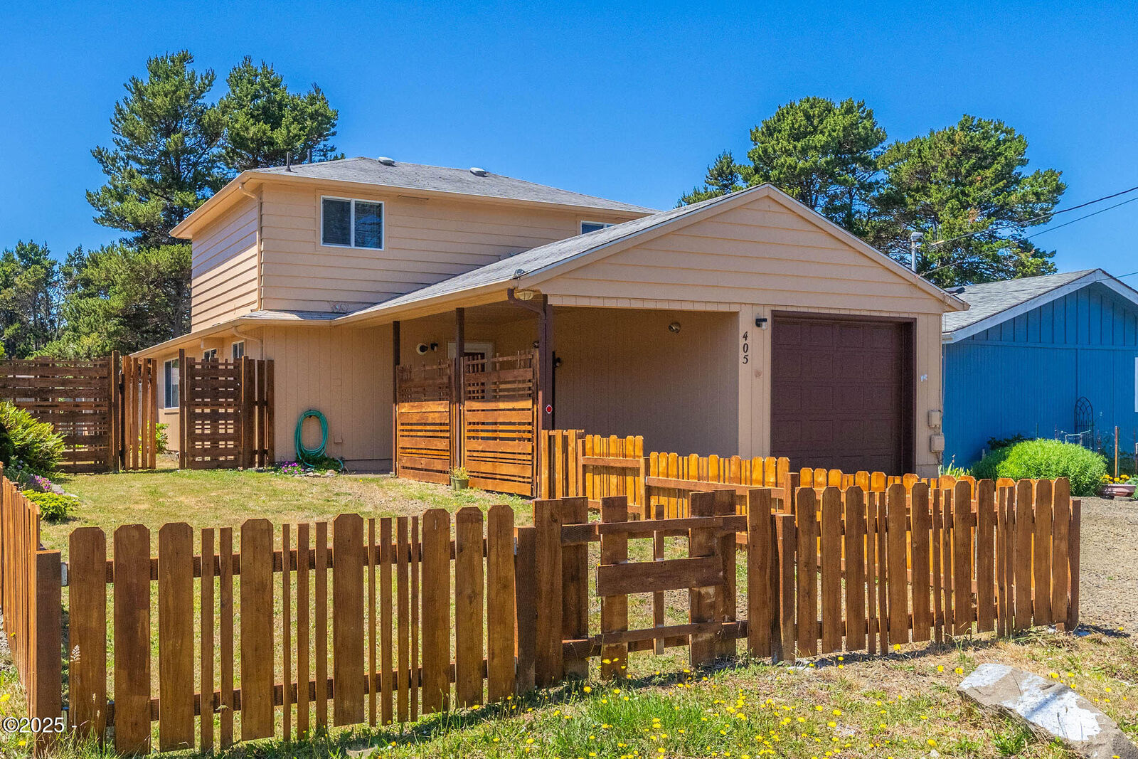 Property Photo: 405 SE Inlet Avenue OR 97367