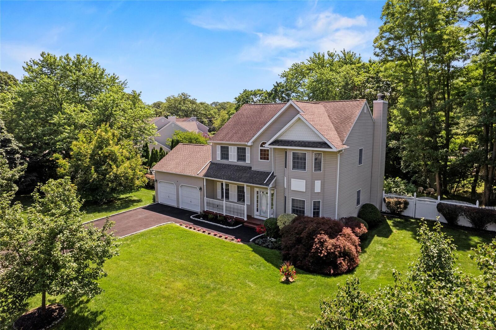 Property Photo:  6 Rosewood Court  NY 11755 