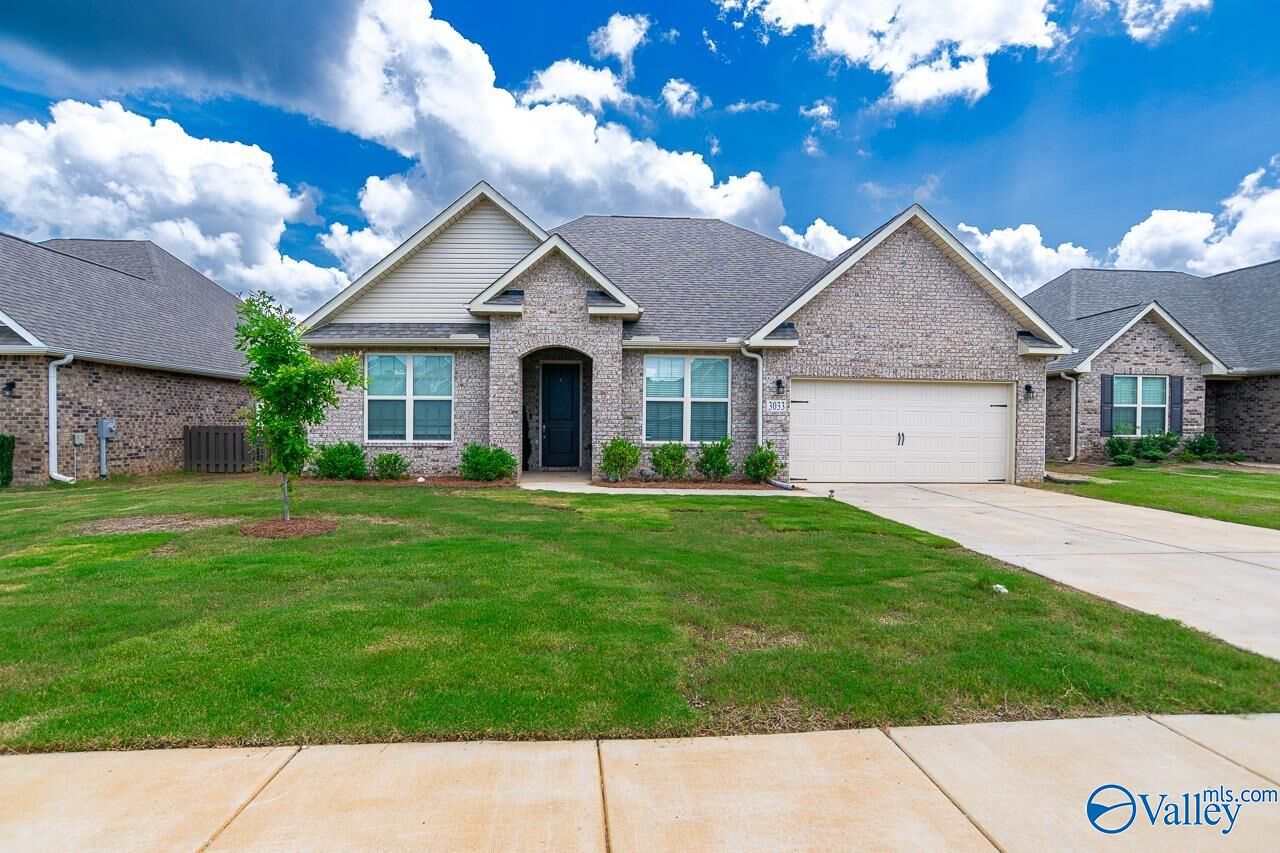 Property Photo: 3033 Henry Road SE AL 35603