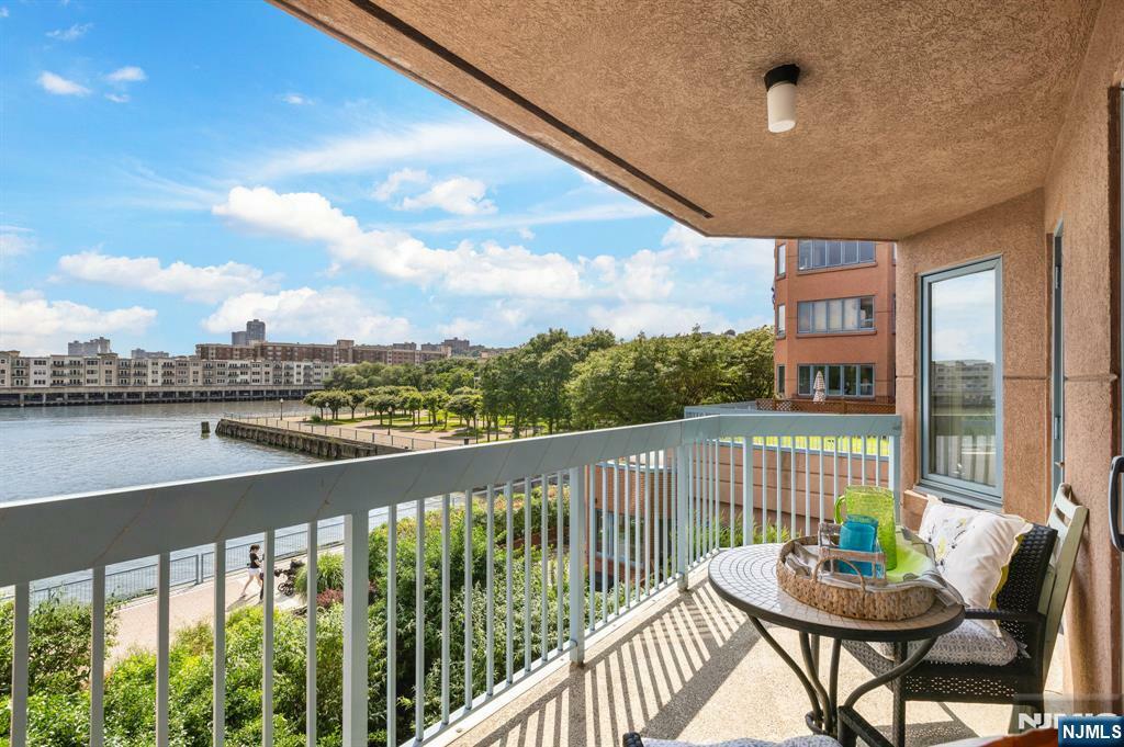 308 Smith Court  Edgewater NJ 07020 photo