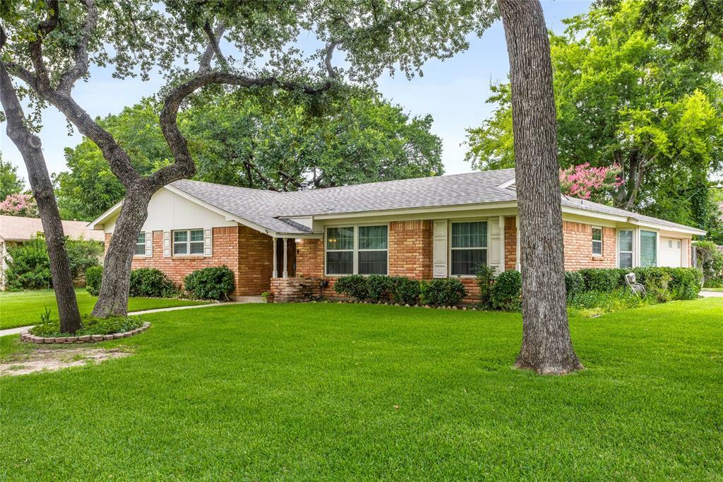Property Photo: 520 Circleview Drive N TX 76054