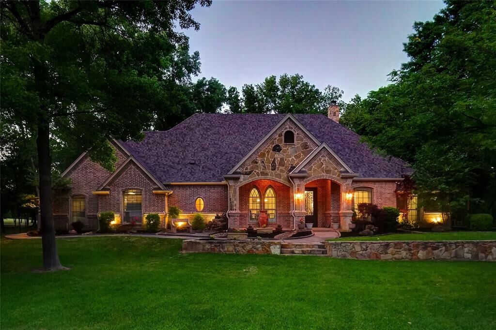 Property Photo: 7200 Oak Creeks Court TX 76135