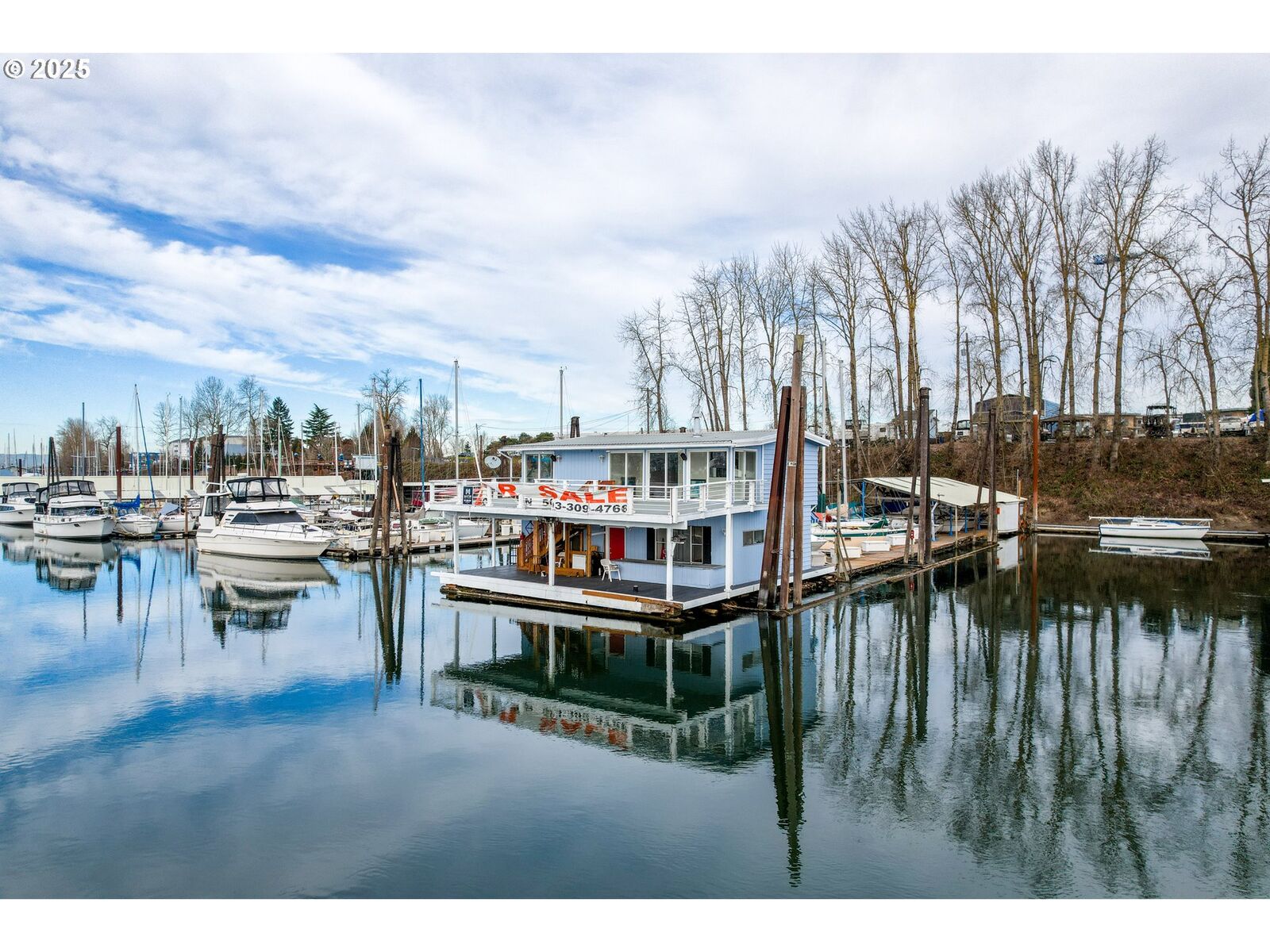 Property Photo:  300 NE Tomahawk Island Dr E10  OR 97035 