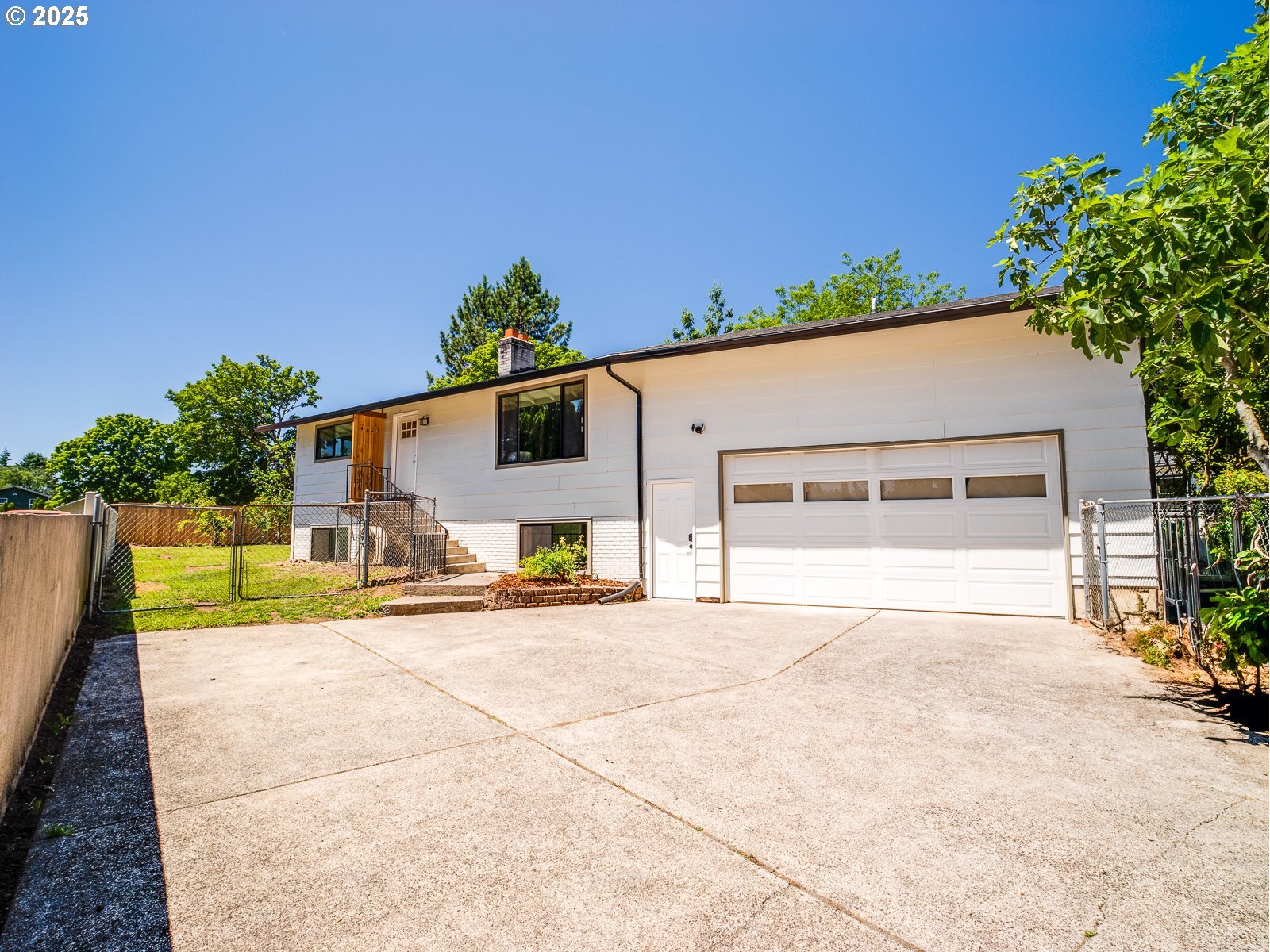 Property Photo: 4123 SE 136th Ave OR 97236