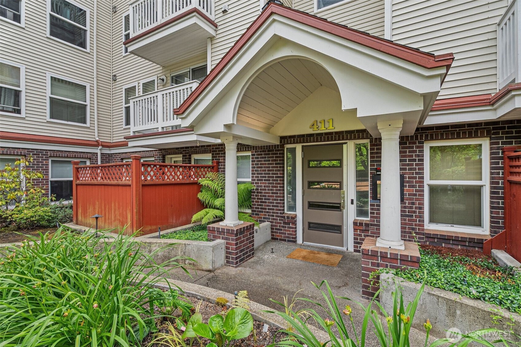 Property Photo: 411 N 90th St 406 WA 98103