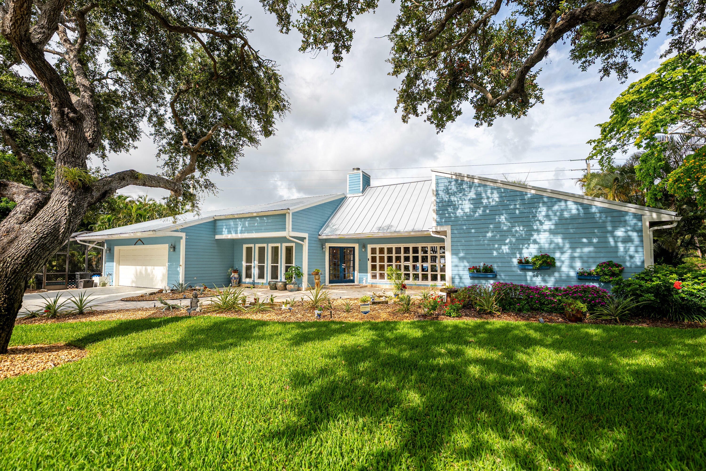 Property Photo: 2 Palm Court FL 34996