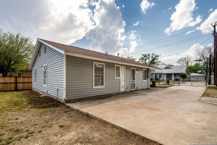 Property Photo: 810 E Euclid Ave TX 78212
