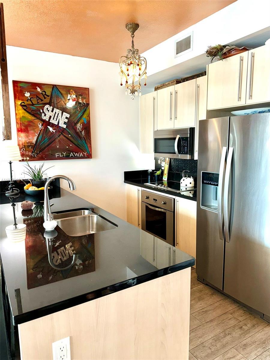 Property Photo: 79 SW 12th St 3904S FL 33130