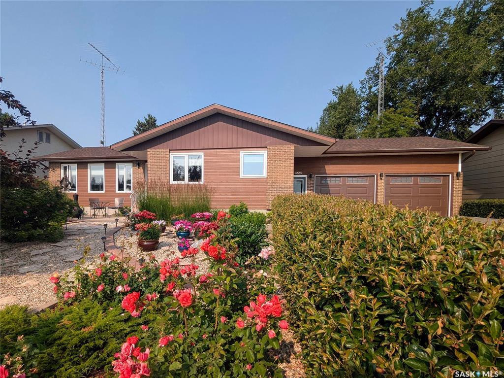 Property Photo:  1225 12th Street  SK S0K 2A0 