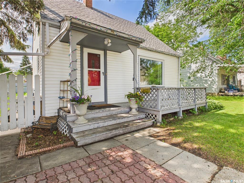 Property Photo: 523 20th Street E SK S6V 1L4