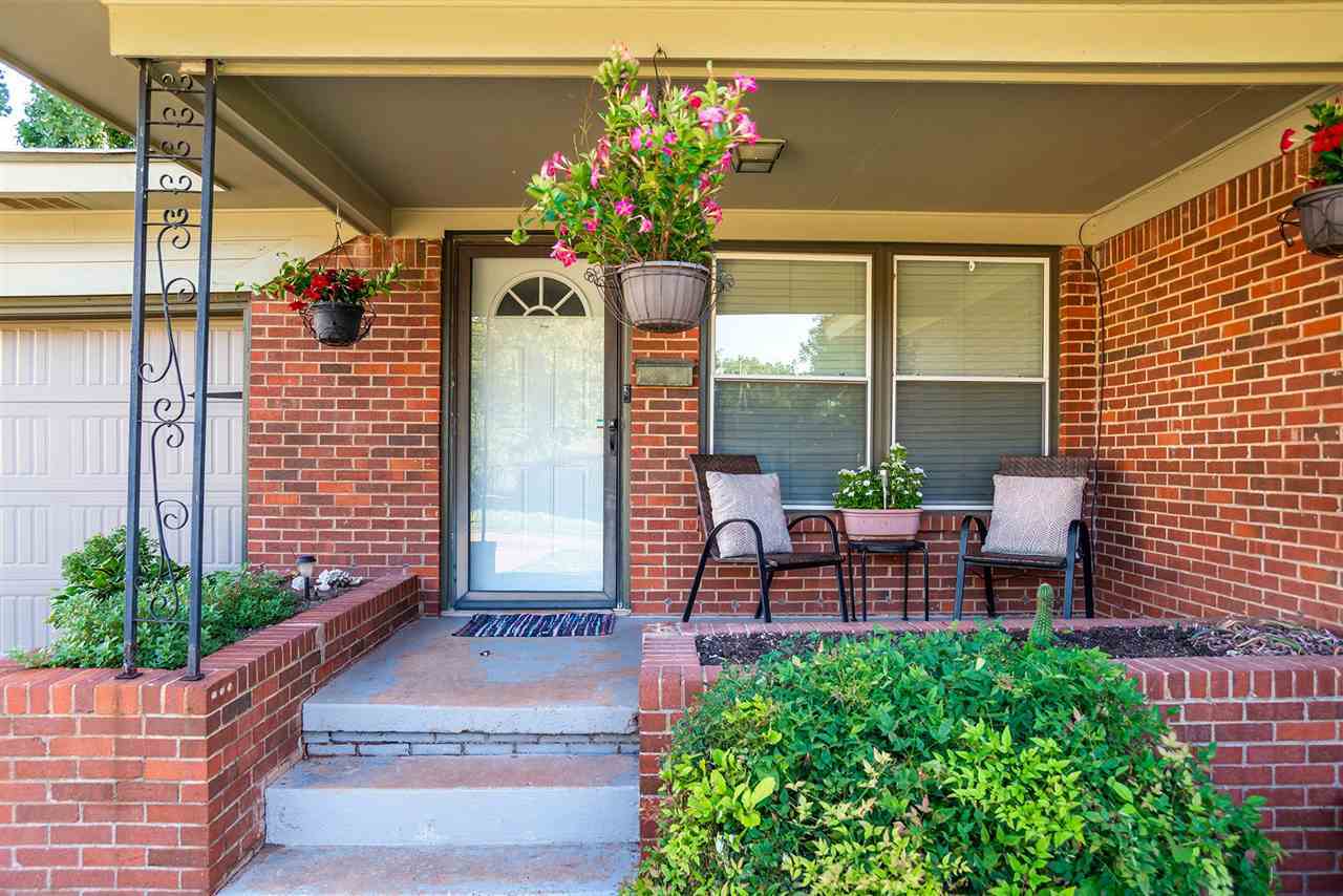 Property Photo: 914 W Preston Avenue OK 74075