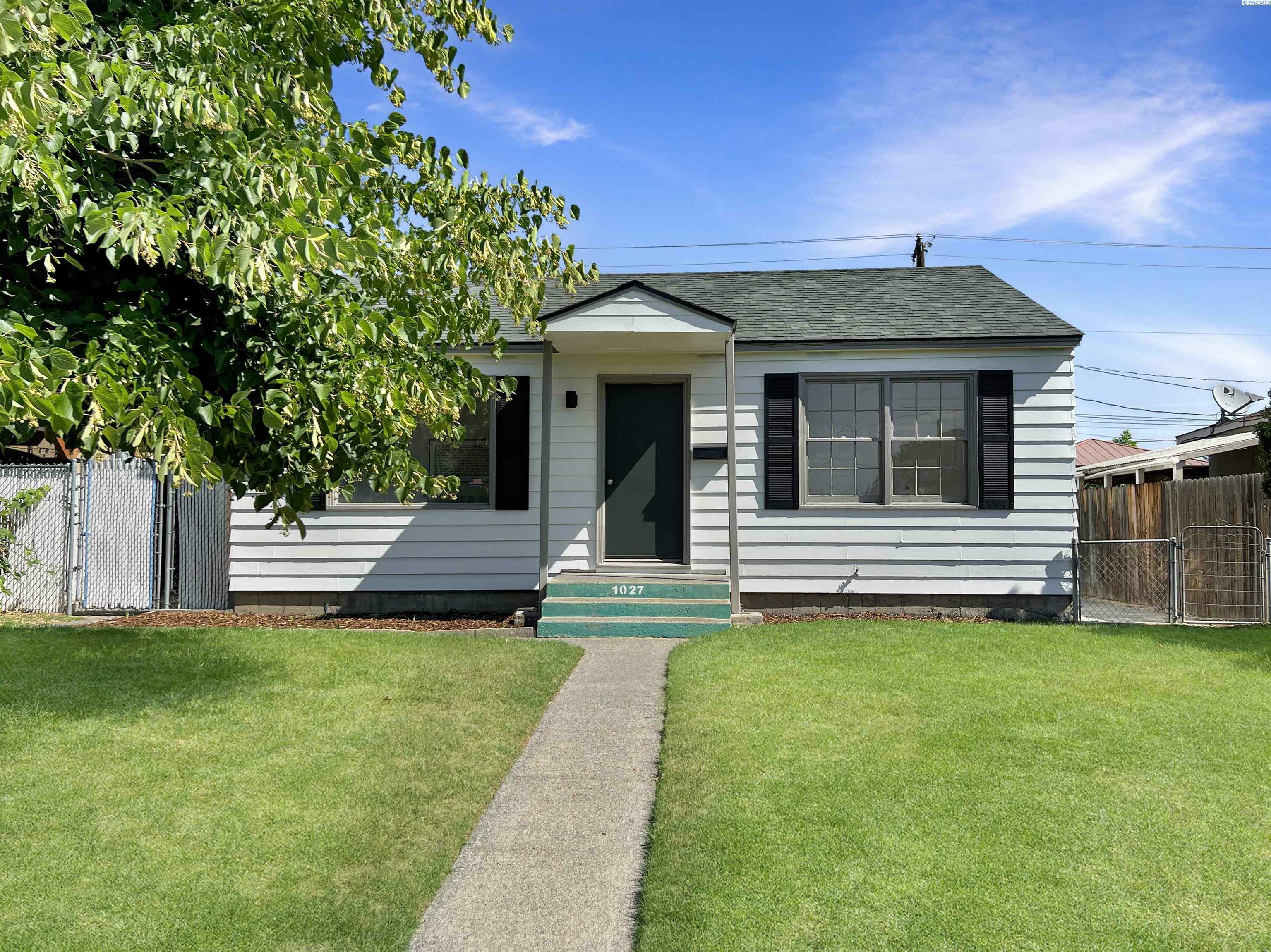 Property Photo: 1027 W Margaret St WA 99301-4132