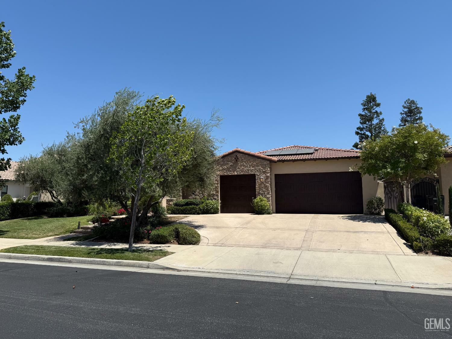 Property Photo: 2410 Exton Street CA 93311