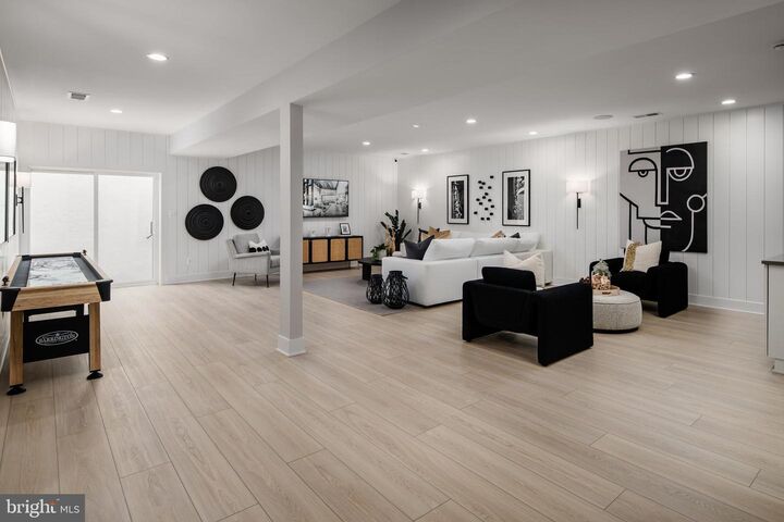 Property Photo:  889 N. Manchester Street  VA 22205 